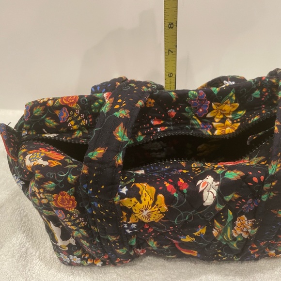 Woman’s Vera Bradley Designs 12 x 6 shoulder bag. Zipper close. - Picture 7 of 8